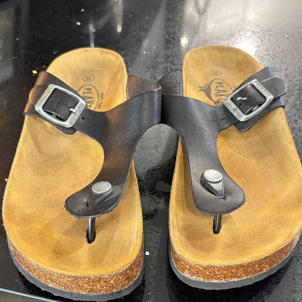Slip on walk to the beach or lake in this sandals, you will be happy you tried